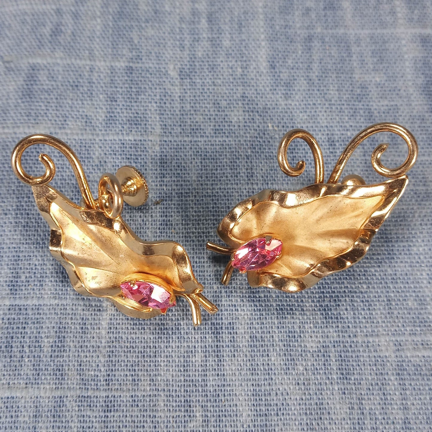 1970s Vintage Screw Back Earrings with a Gold Tone Leaf and a Pink Rhinestone