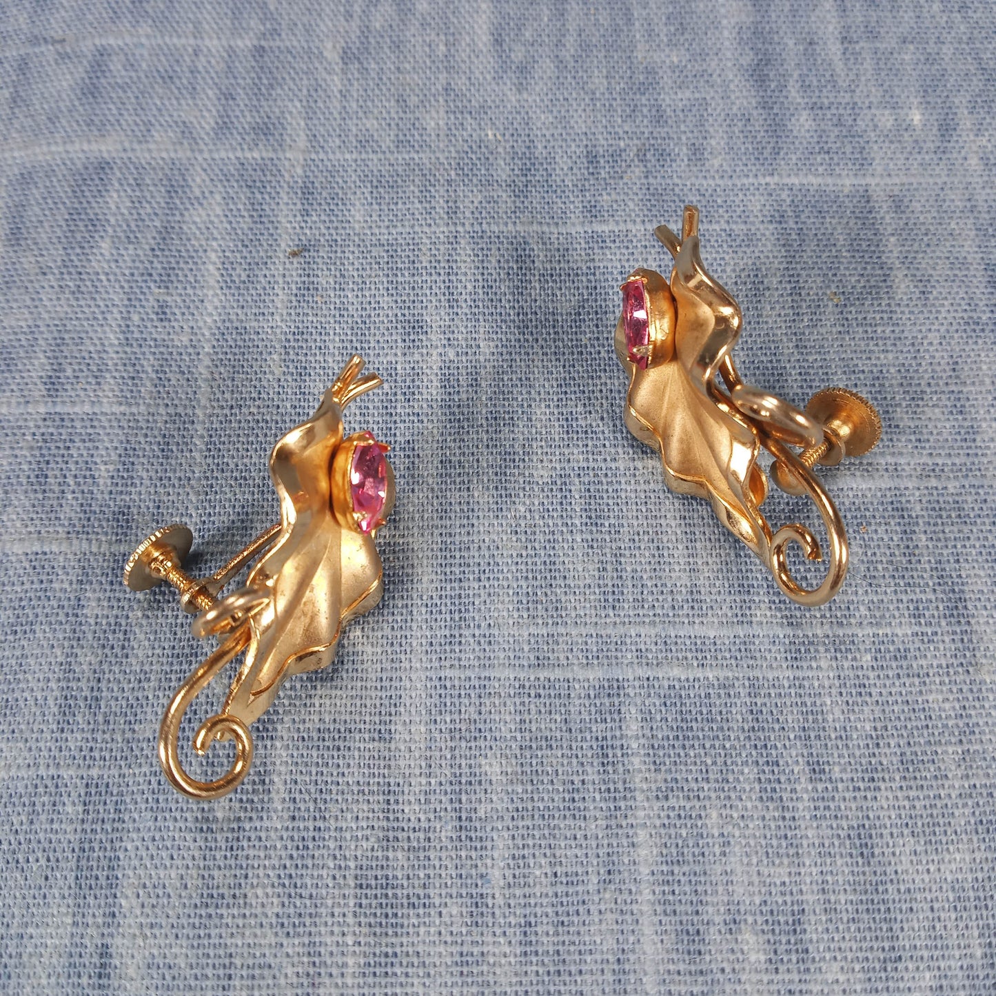 1970s Vintage Screw Back Earrings with a Gold Tone Leaf and a Pink Rhinestone