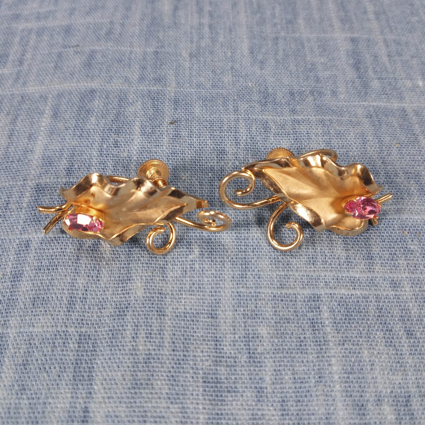 1970s Vintage Screw Back Earrings with a Gold Tone Leaf and a Pink Rhinestone