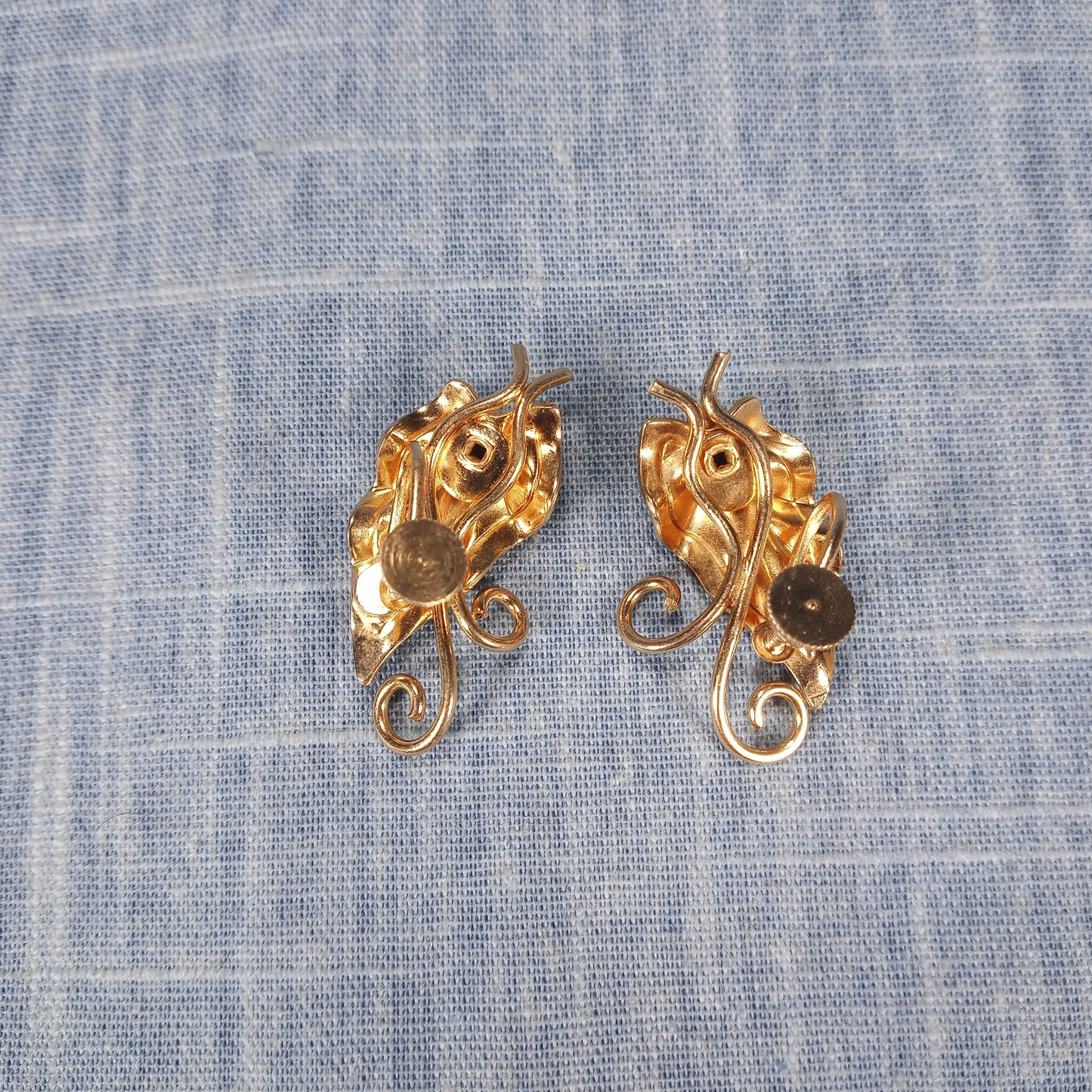 1970s Vintage Screw Back Earrings with a Gold Tone Leaf and a Pink Rhinestone