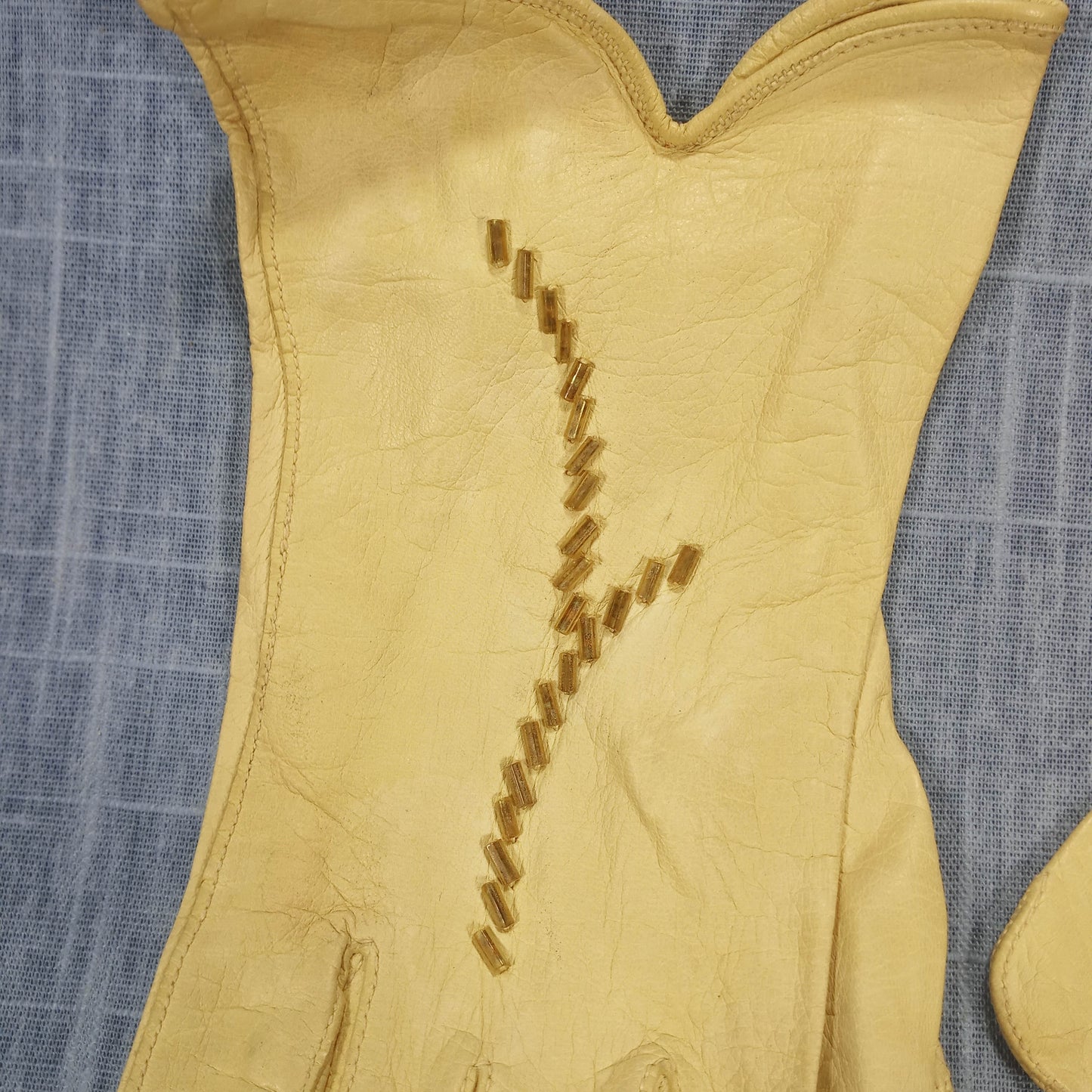 1940s Vintage Pale Yellow Kid Leather Short Gloves with Beads