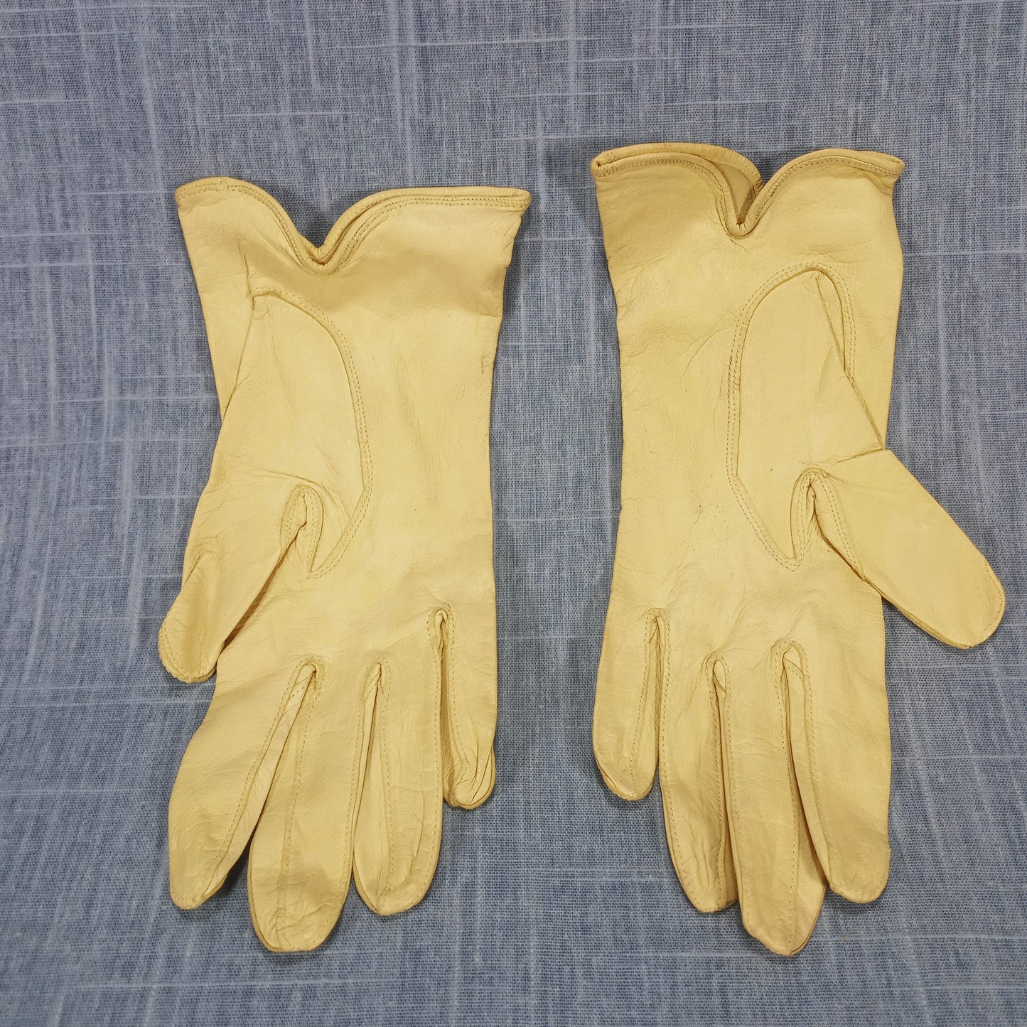 1940s Vintage Pale Yellow Kid Leather Short Gloves with Beads