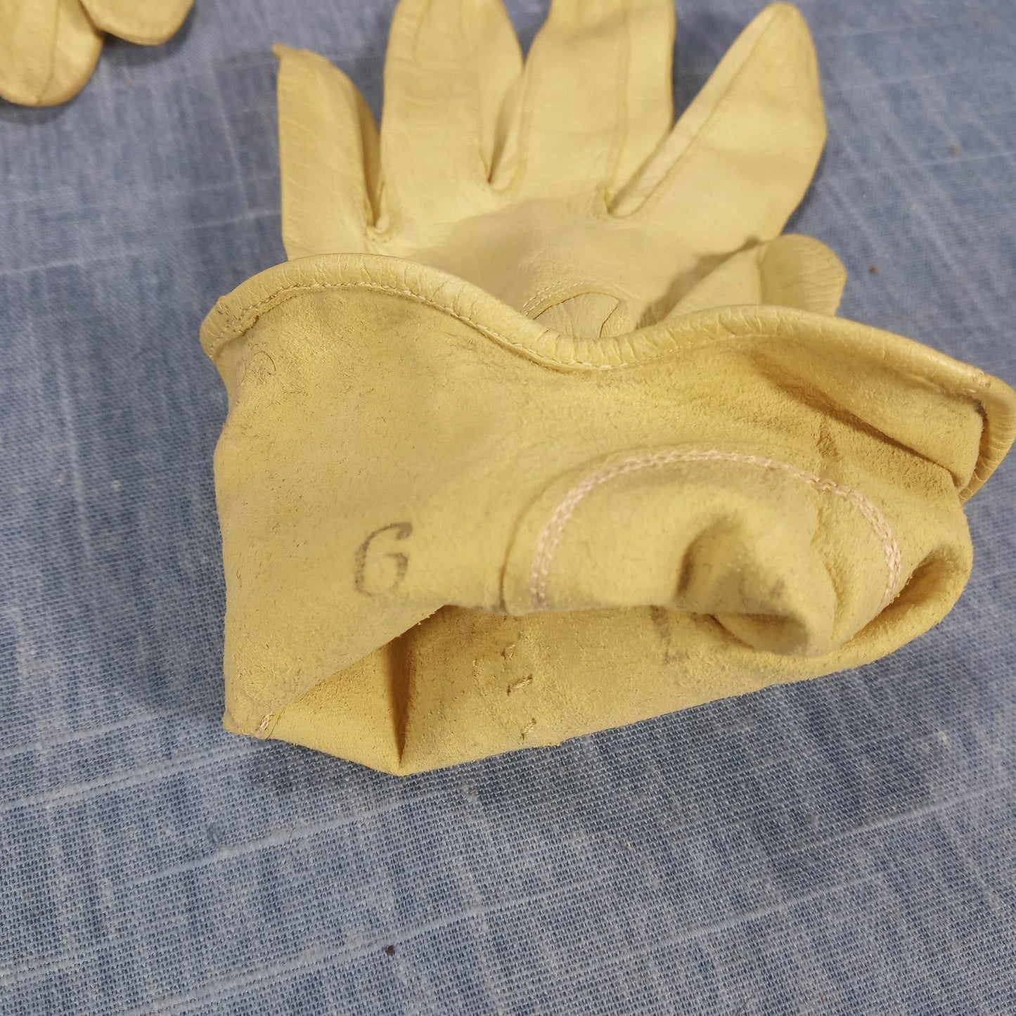1940s Vintage Pale Yellow Kid Leather Short Gloves with Beads