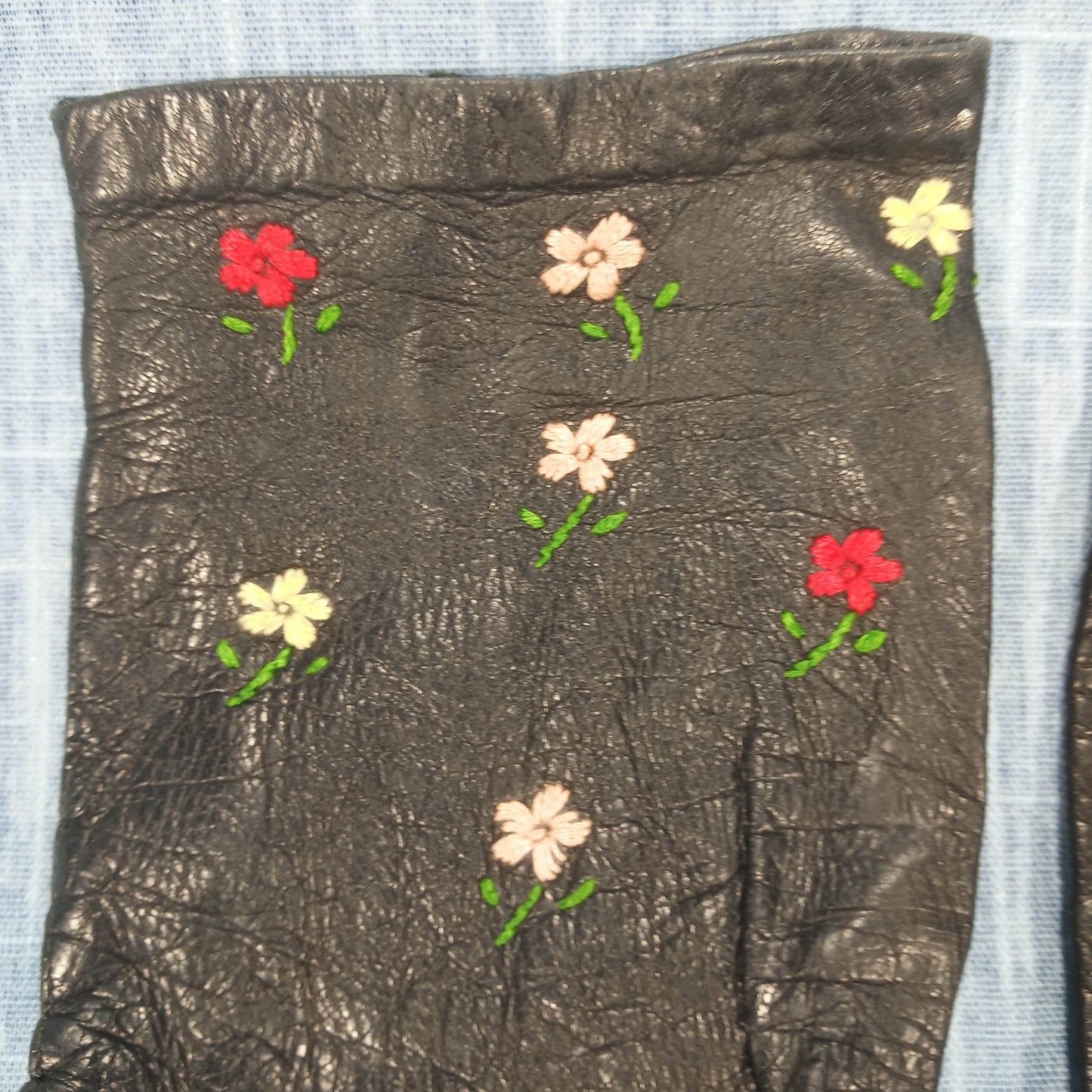 1950s Vintage Black Kid Leather Flower Embroidered Short Gloves