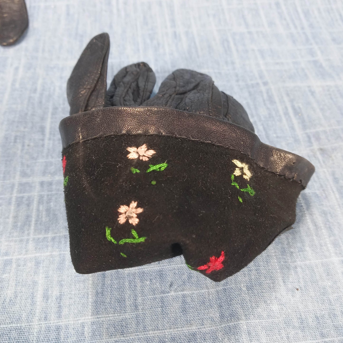 1950s Vintage Black Kid Leather Flower Embroidered Short Gloves
