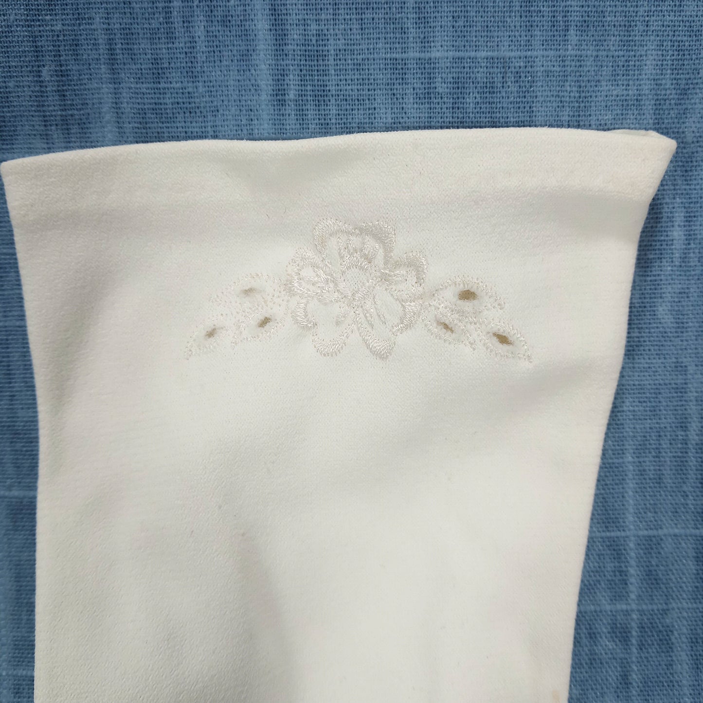 1950s Vintage White Fabric Short Gloves with Embroidered Flower Details