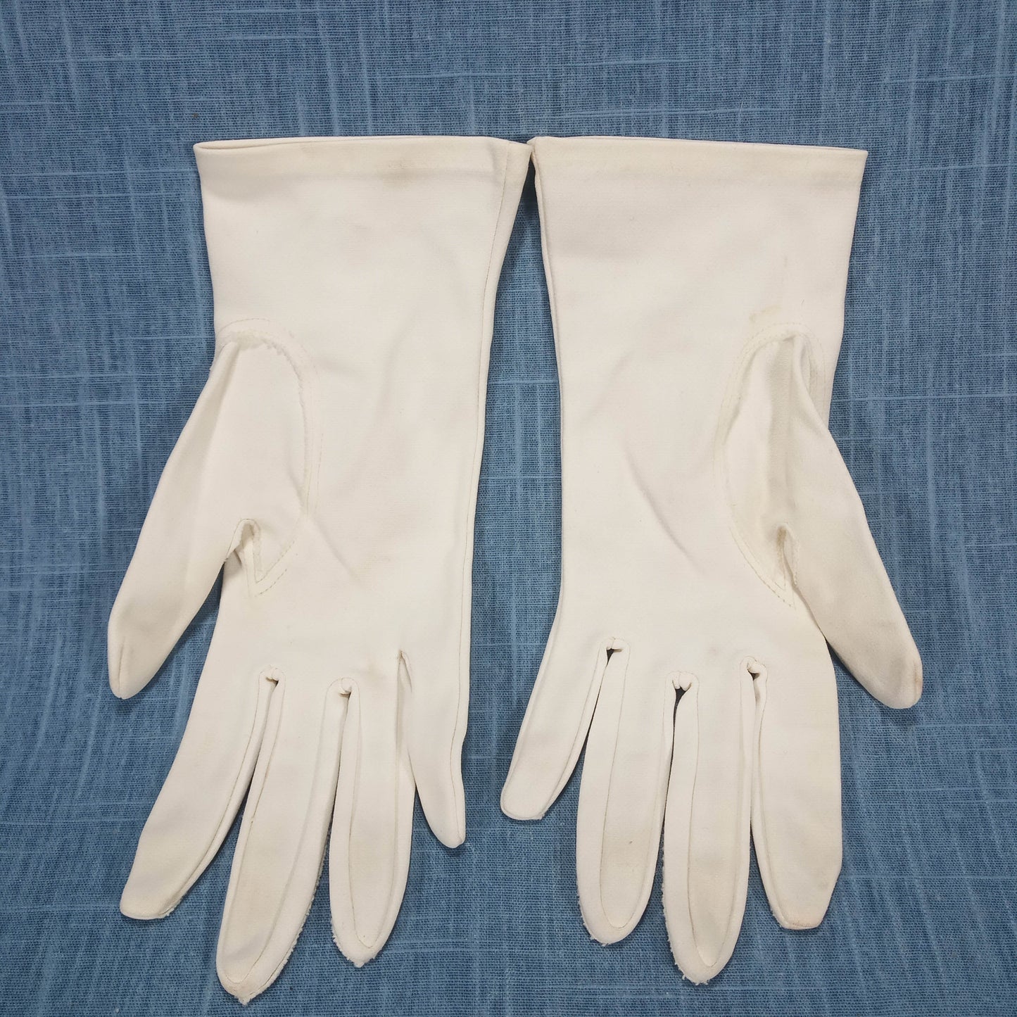 1950s Vintage White Fabric Short Gloves with Embroidered Flower Details