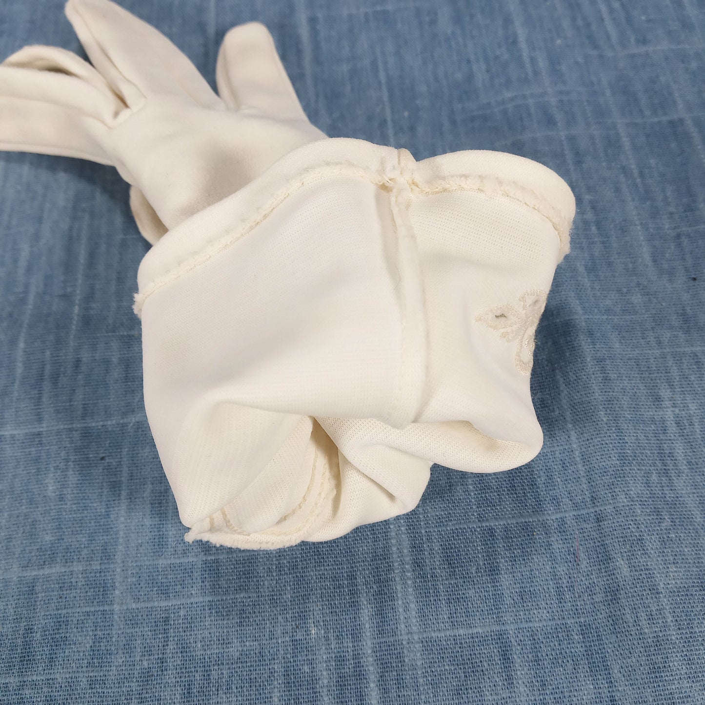1950s Vintage White Fabric Short Gloves with Embroidered Flower Details