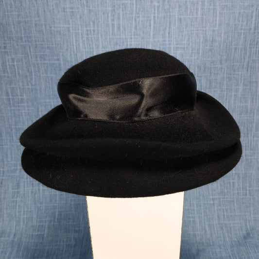 1940s Vintage Black Felt Tilt Boater Hat by Modern Pige'