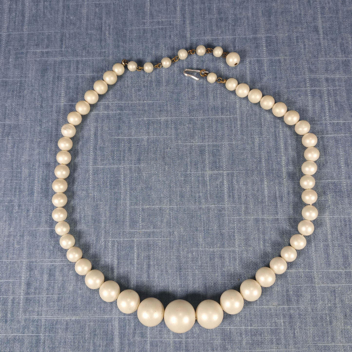 1960s Vintage Necklace with a Single Row of Graduating White Beads