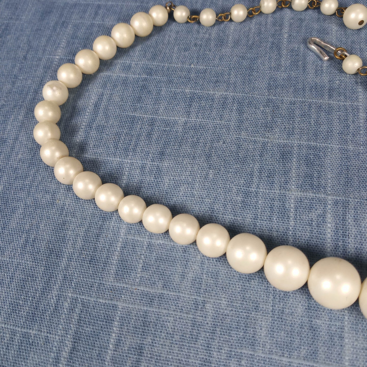 1960s Vintage Necklace with a Single Row of Graduating White Beads
