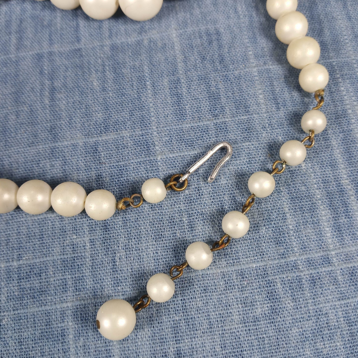 1960s Vintage Necklace with a Single Row of Graduating White Beads
