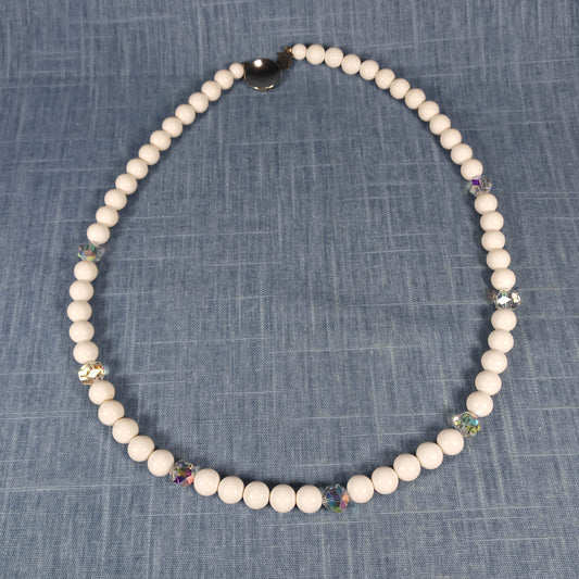 1950s Vintage Necklace with a Single Row of Pearl Beads and 7 Crystals