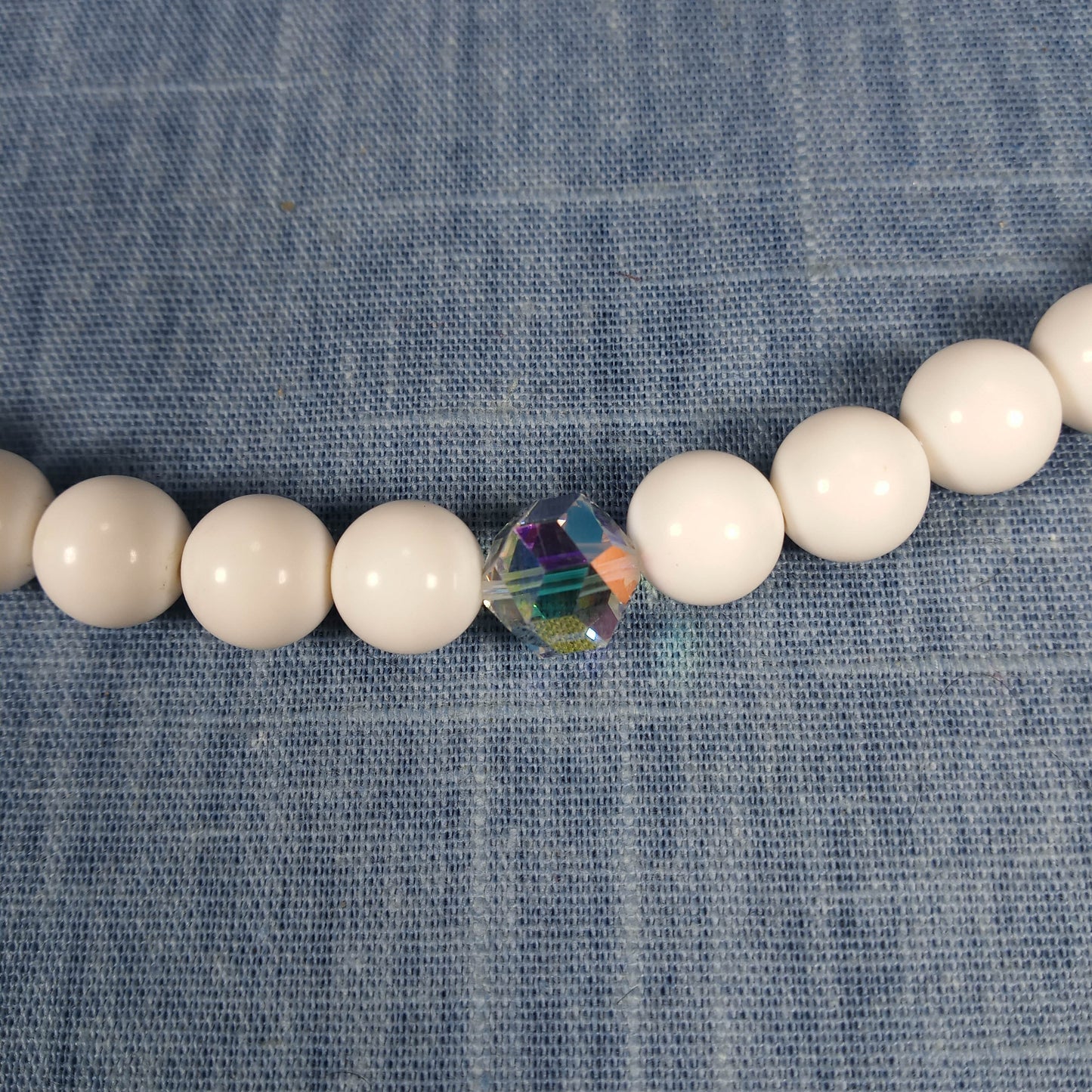 1950s Vintage Necklace with a Single Row of Pearl Beads and 7 Crystals