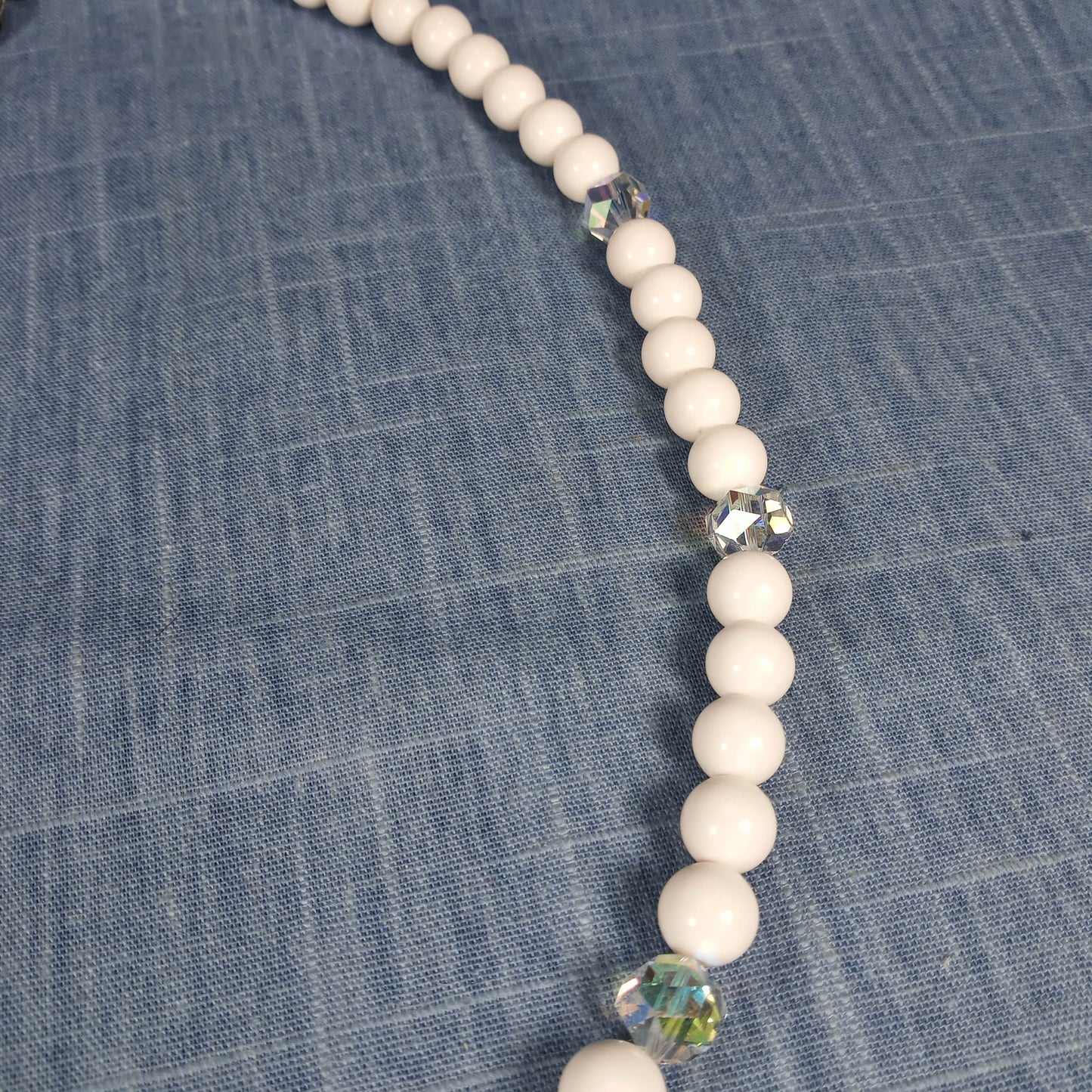1950s Vintage Necklace with a Single Row of Pearl Beads and 7 Crystals