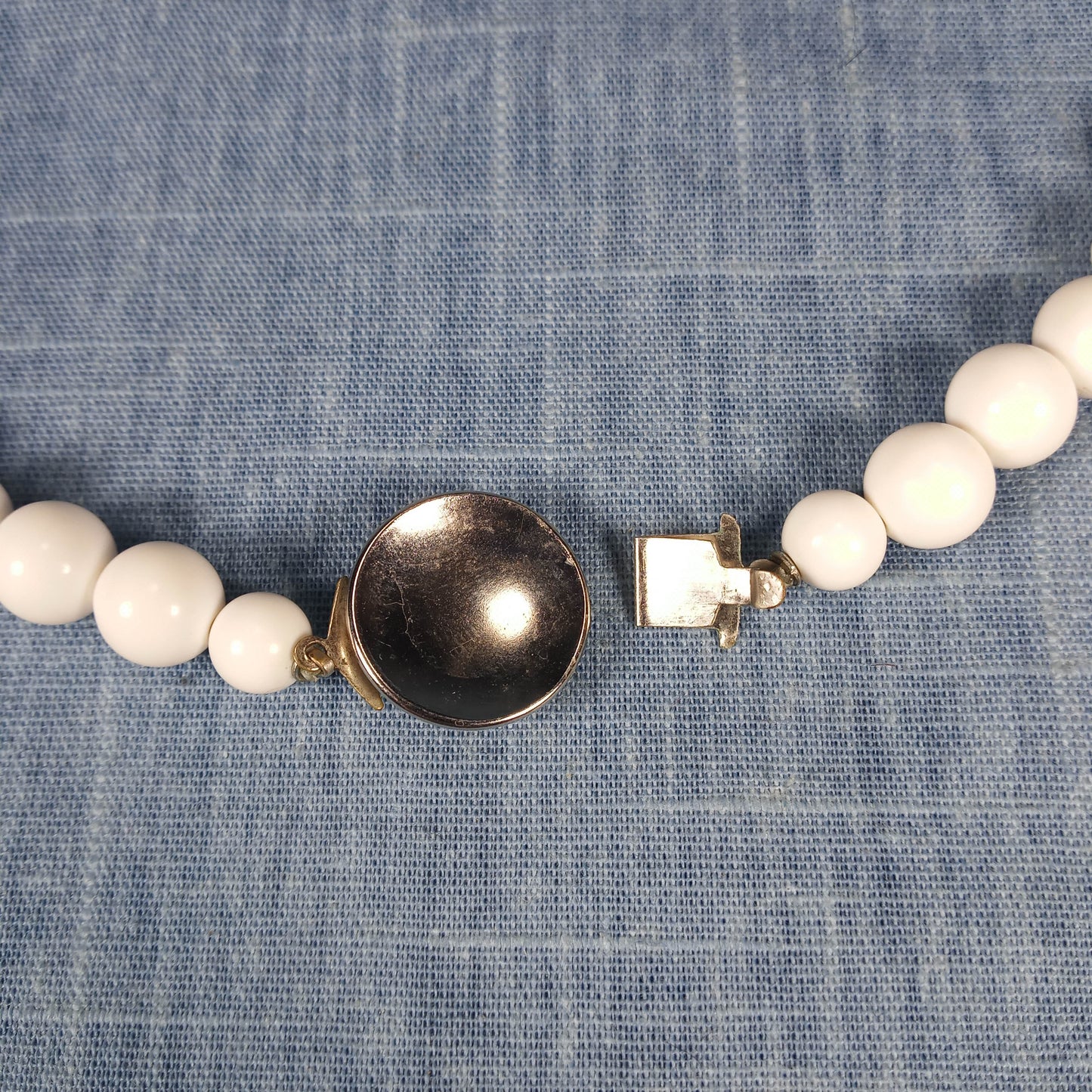 1950s Vintage Necklace with a Single Row of Pearl Beads and 7 Crystals