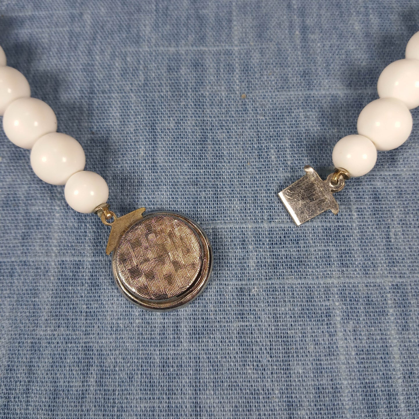 1950s Vintage Necklace with a Single Row of Pearl Beads and 7 Crystals