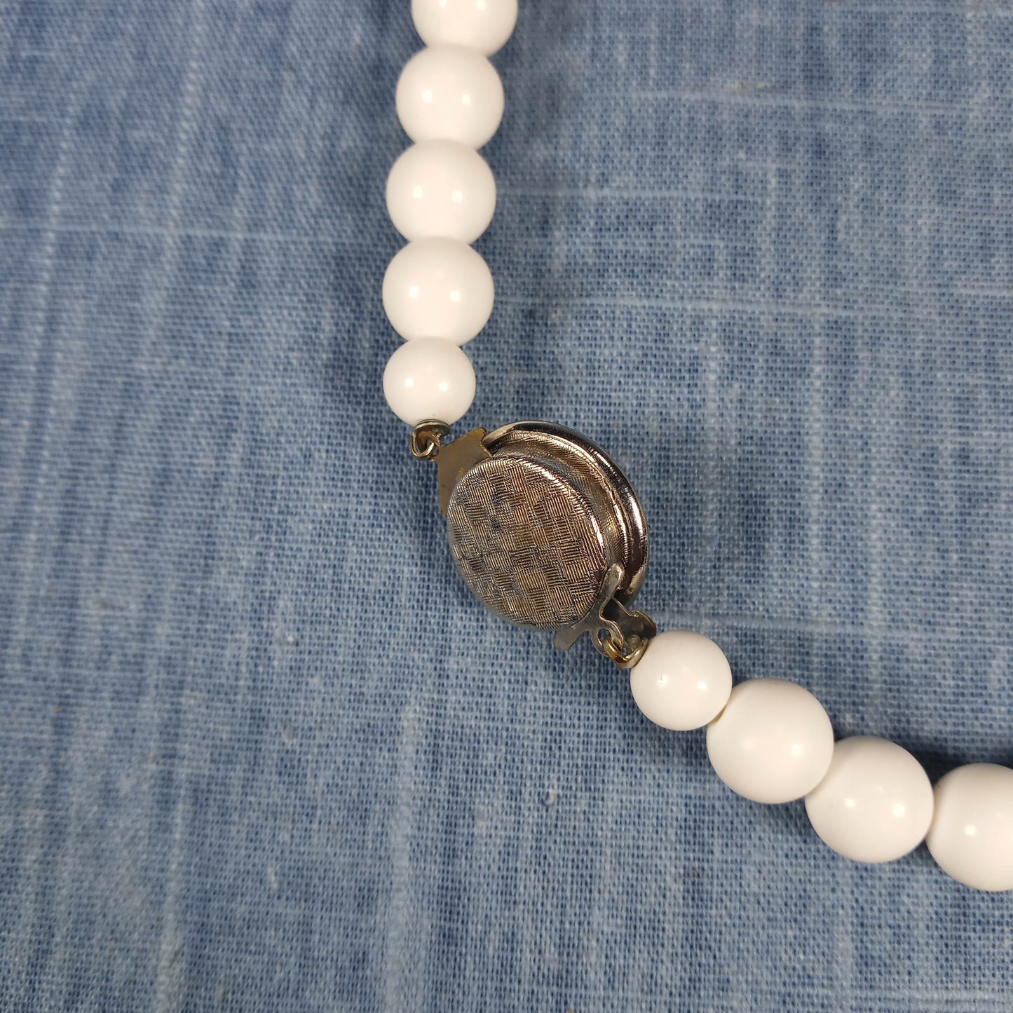 1950s Vintage Necklace with a Single Row of Pearl Beads and 7 Crystals