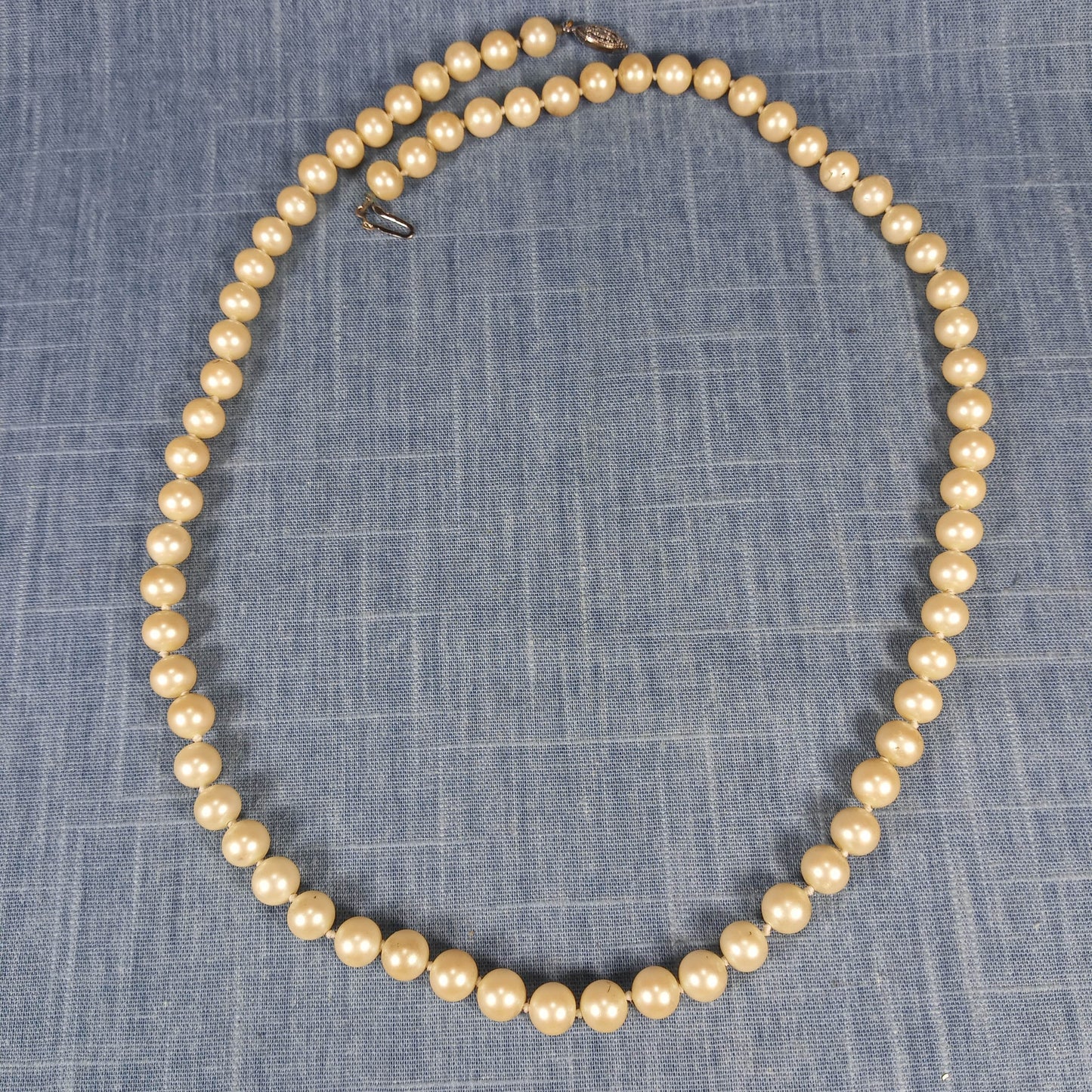 1950s Vintage Necklace with a Single Strand of Cream Pearl Beads