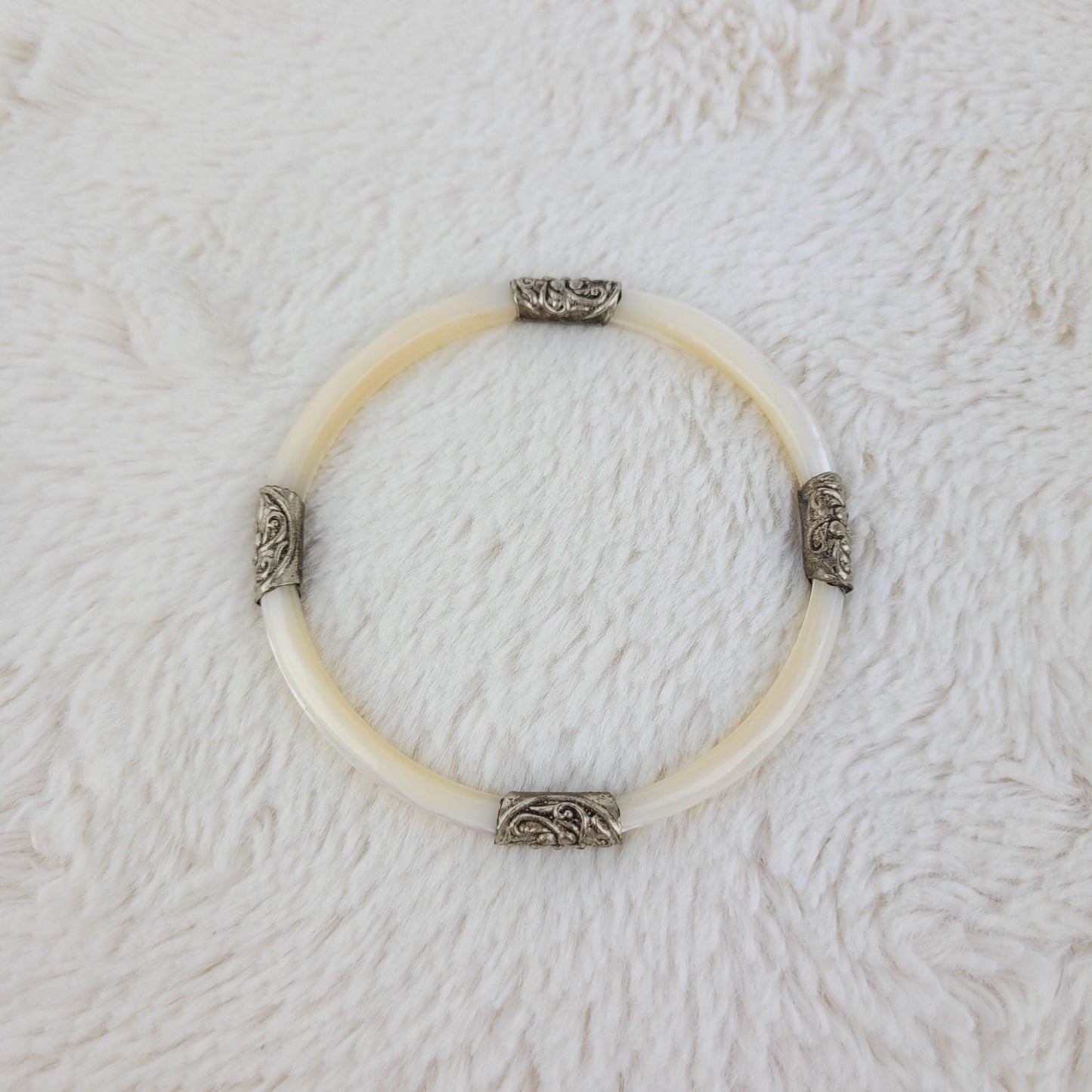 1940's Pearlescence Bracelet with Silver Metal Highlights