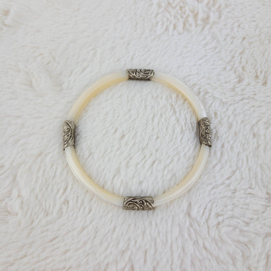 1940's Pearlescence Bracelet with Silver Metal Highlights