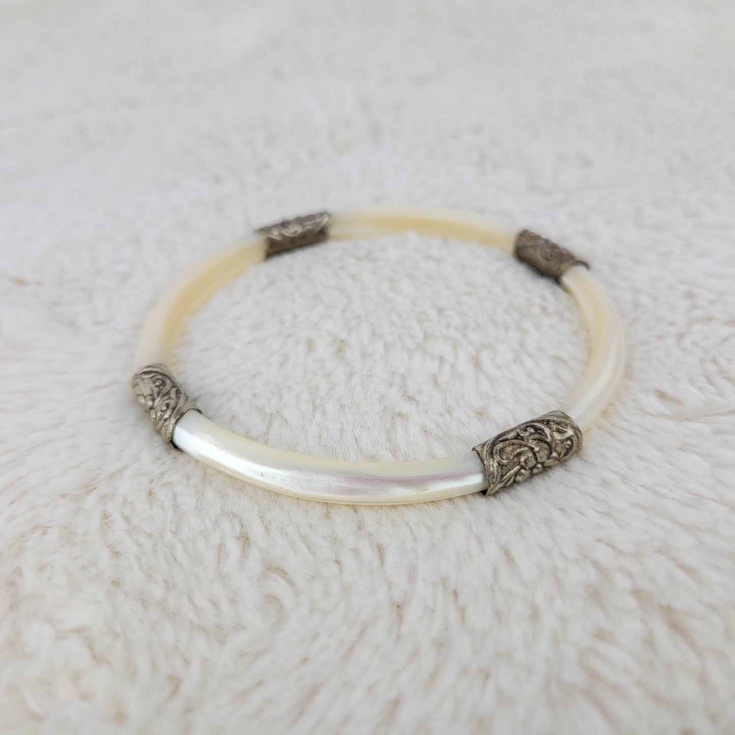 1940's Pearlescence Bracelet with Silver Metal Highlights