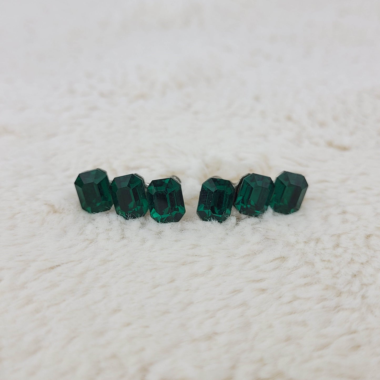 1950's Single Row Emerald Green Rhinestone Screwback Earrings