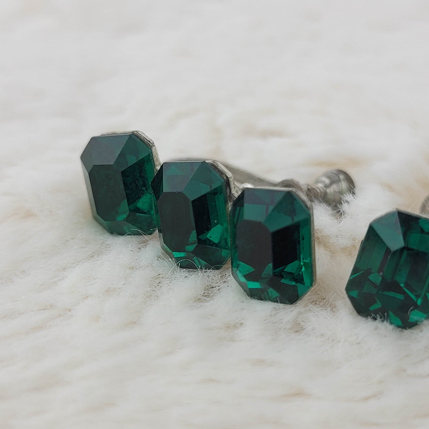 1950's Single Row Emerald Green Rhinestone Screwback Earrings