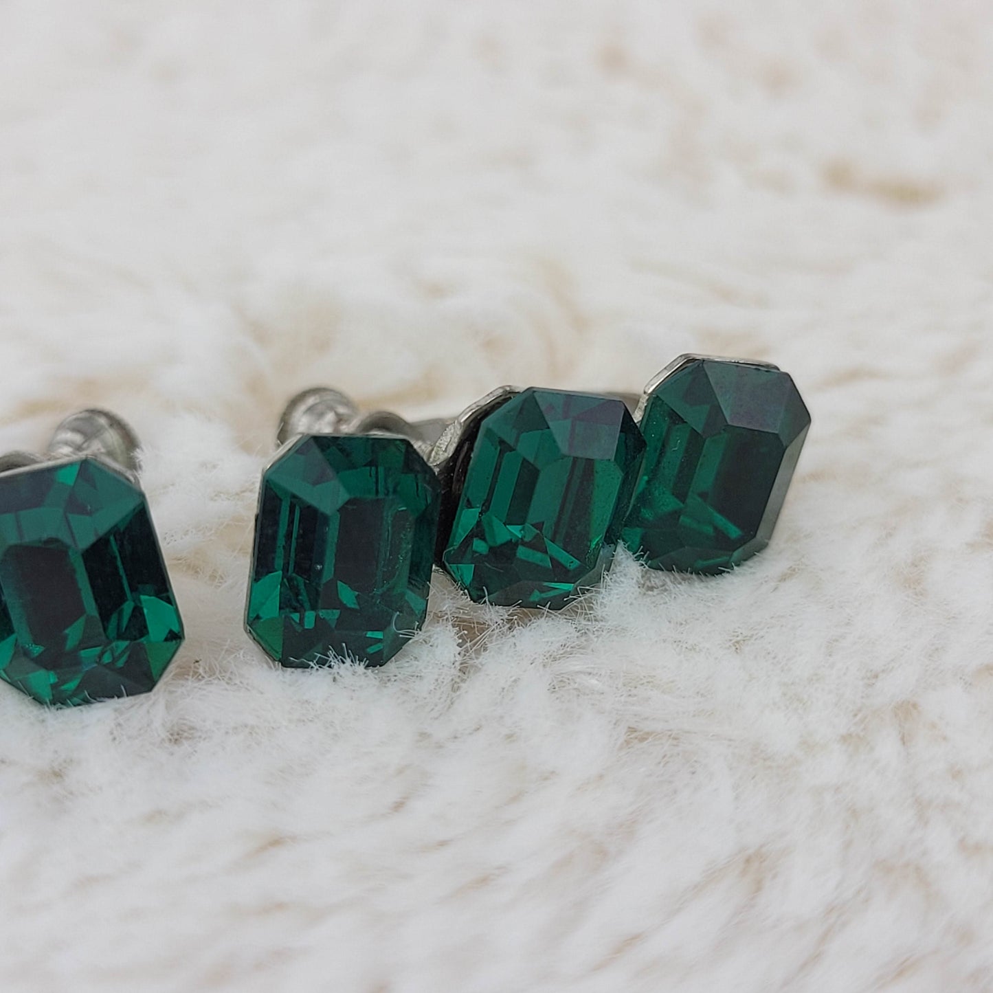 1950's Single Row Emerald Green Rhinestone Screwback Earrings