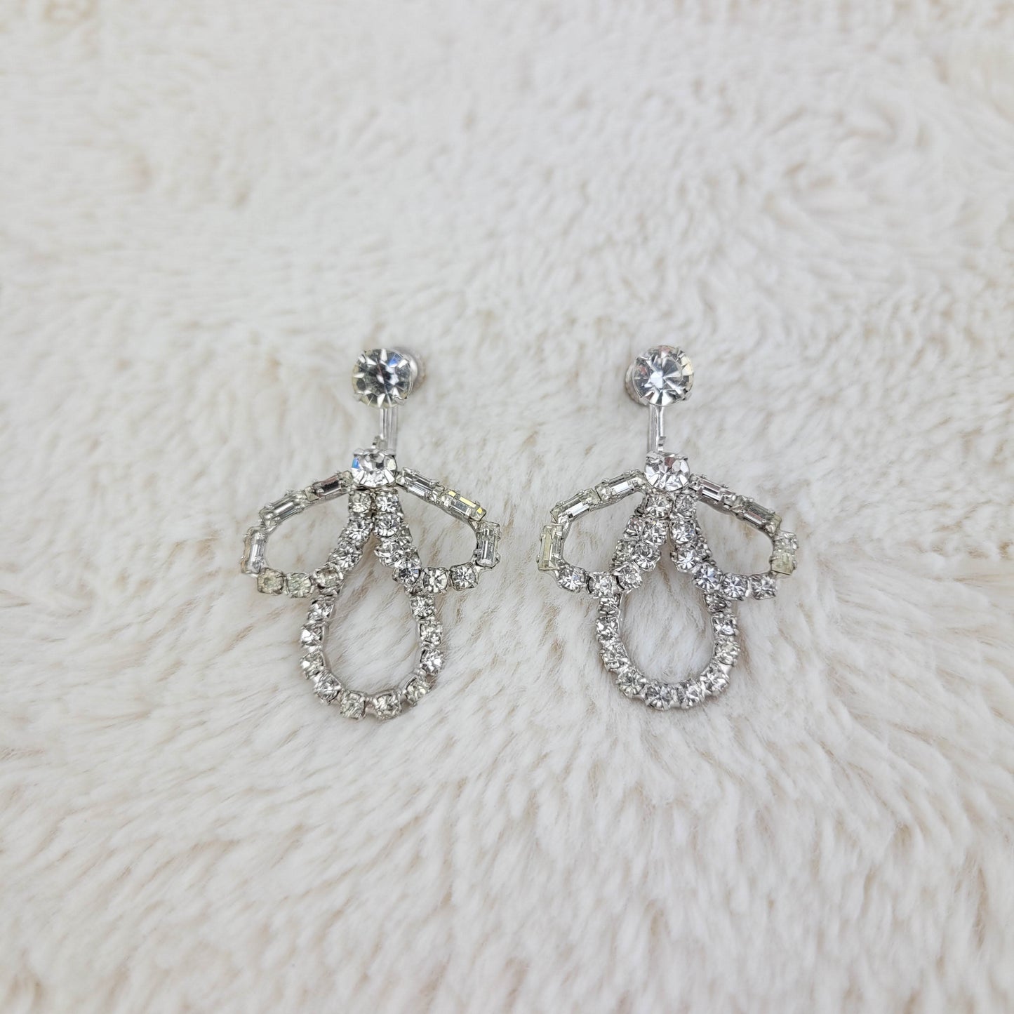 1950 Clear Rhinestone Loop Dangle Screwback Earrings