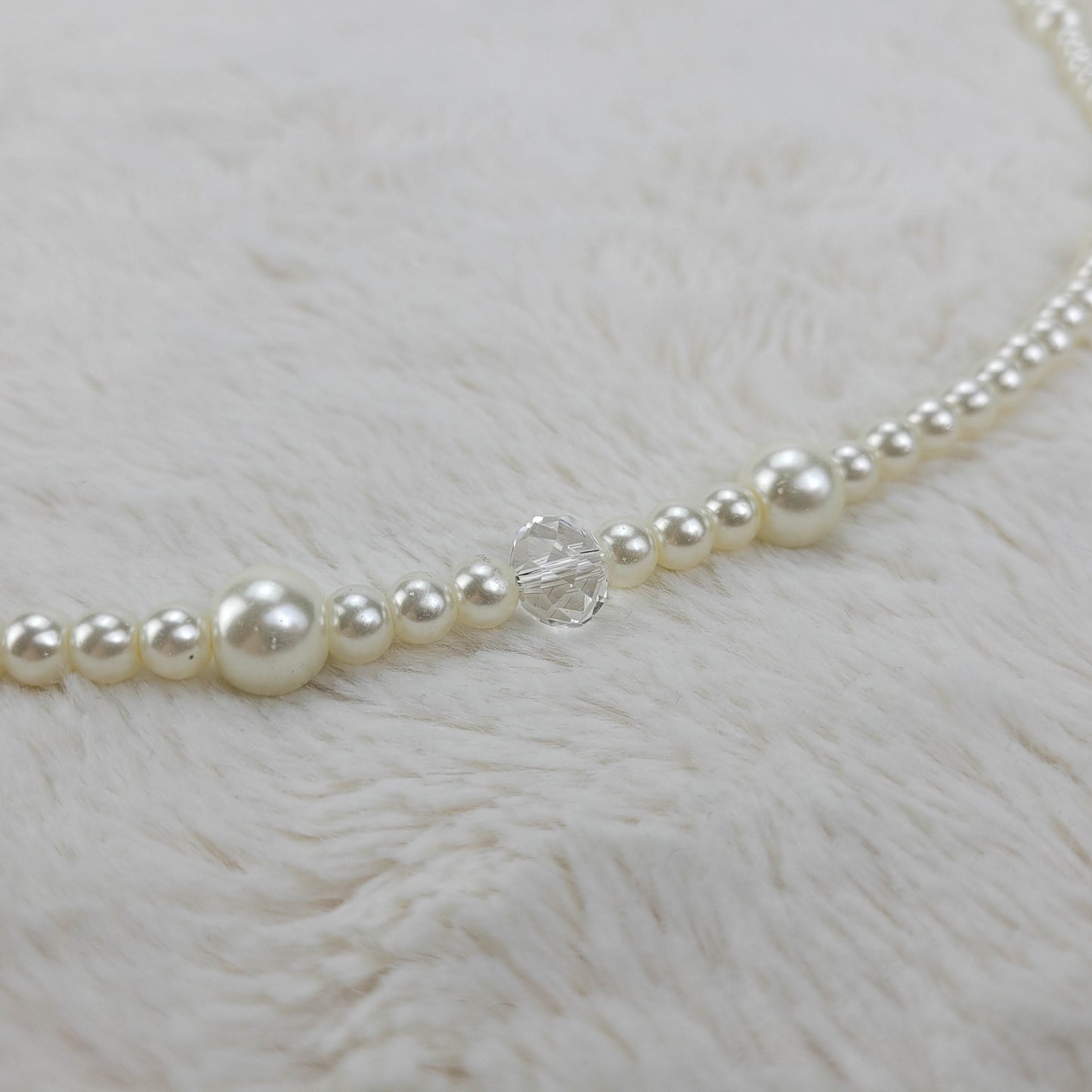 1950s Vintage Necklace with a Single String of Large and Small Alternating Pearl Beads