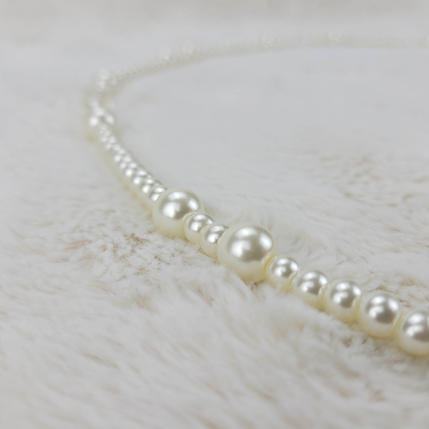 1950s Vintage Necklace with a Single String of Large and Small Alternating Pearl Beads